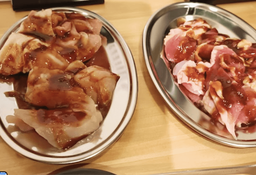 松阪鶏は脂肪が少なく、さっぱりとした味わいが特徴で、赤味噌ベースの甘辛いタレと相性抜群です