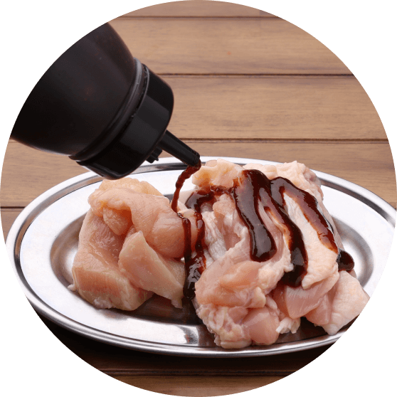 松阪鶏は脂肪が少なく、さっぱりとした味わいが特徴で、赤味噌ベースの甘辛いタレと相性抜群です